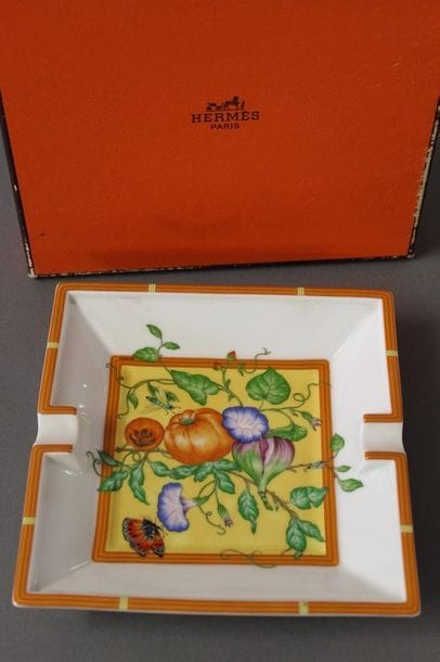HERMES Paris

Cendrier carré en porcelaine...