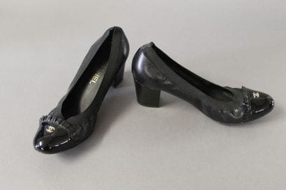 CHANEL

Paire d'escarpins stretch en cuir...