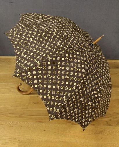 Louis VUITTON

Parapluie d'homme en coton...