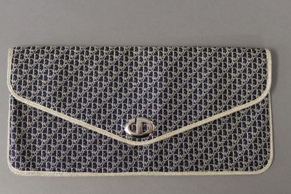 Christian DIOR

Pochette 32cm en soie marine...