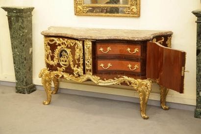 GRANDE COMMODE d'Après le Médailler réalisé...