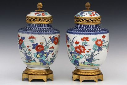 PAIRE DE VASES BRULE-PARFUM

Style Louis...