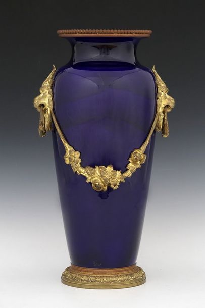GRAND VASE 

Style Louis XVI - Fin du XIXème...