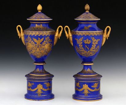 PAIRE DE GRANDS VASES BALUSTRES sur pieds...