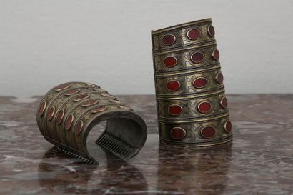 PAIRE DE BRACELETS Bilezik à plusieurs rangs...