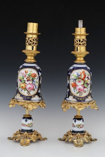 PAIRE DE LAMPES A HUILE ET LEUR PRESENTOIR

Epoque...