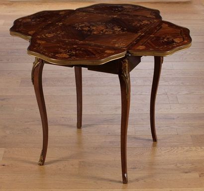TABLE A VOLETS 

Style Louis XV Circa 1880

Marqueterie...