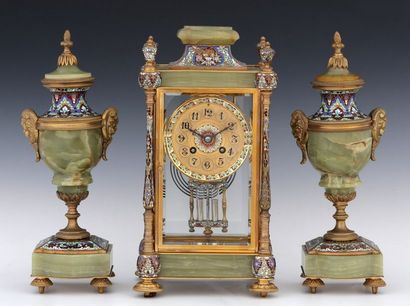 GARNITURE DE CHEMINEE

Fin du XIXème Siècle

Bronze...