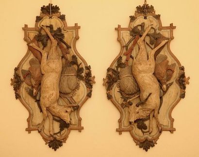PAIRE DE D'IMPORTANTS BAS-RELIEF - TROPHEES...