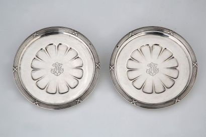 PAIRE DE DESSOUS DE CARAFE en argent Minerve...