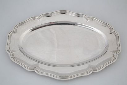 PLAT A VIANDE ovale mouvementé en argent...