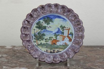 PAVIE 

PETIT PLAT ROND sur talon 

Faïence...