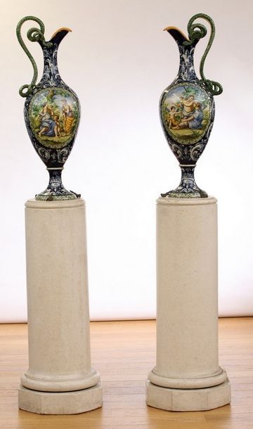 PAIRE DE GRANDS VASES en forme d'aiguières...