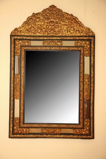 GRAND MIROIR A FRONTON A PARECLOSES

Style...