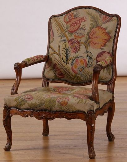 FAUTEUIL à dossier plat mouvementé

Epoque...
