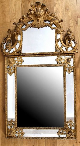 MIROIR A FRONTON A PARECLOSES

Epoque Régence

Tains...