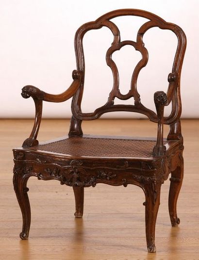 BEAU FAUTEUIL A DOSSIER PLAT mouvementé ajouré

Italie...
