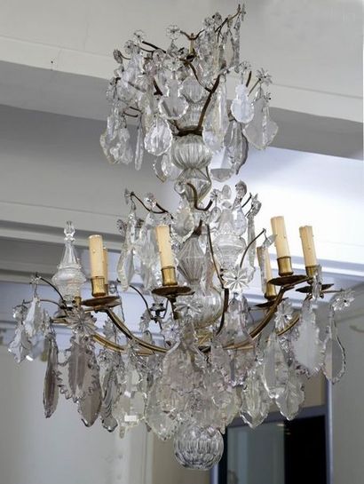 LUSTRE à huit lumières 

Style XVIIIème Siècle...