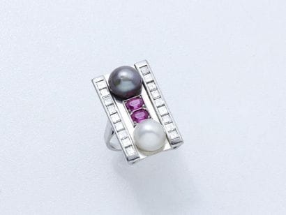 Étonnante bague en or gris 750 millièmes...