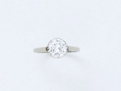 Bague solitaire en or gris 750 et platine...
