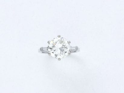 Bague solitaire en or gris 750 millièmes,...