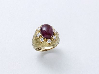 Bague dôme en or 750 millièmes guilloché,...