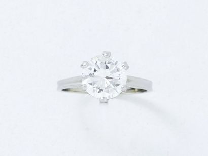 Bague solitaire en or gris 750 et platine...