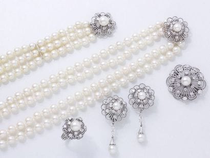Parure en or gris 750 millièmes composée...