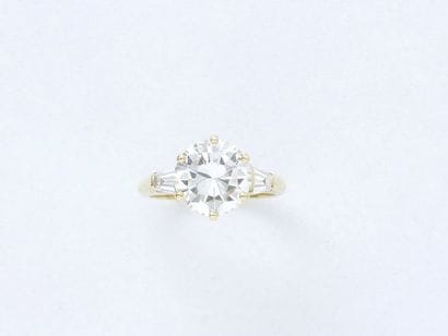 Bague solitaire en or 750 millièmes, ornée...