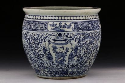 CHINE Vers 1900

IMPORTANTE VASQUE en porcelaine...