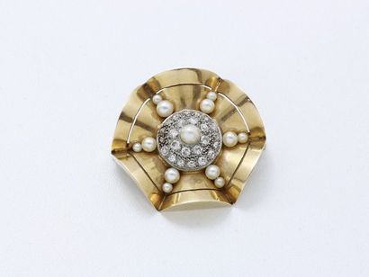 Broche en or 750 millièmes à décor stylisé...