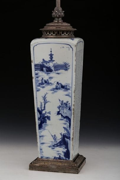 CHINE Marque et Epoque Kangxi (1662-1722)

VASE...