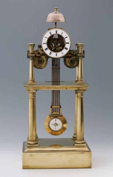 PENDULE PORTIQUE XIXème Siècle

En laiton...