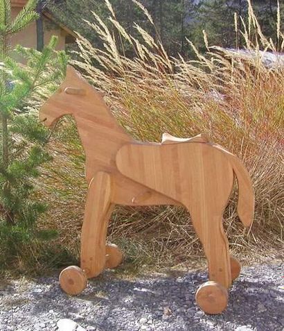 1 petit cheval à bascule ,en bois de hêtre,...