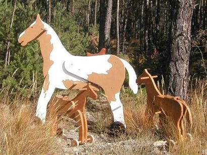 1 grand cheval articulé sur roulettes avec...