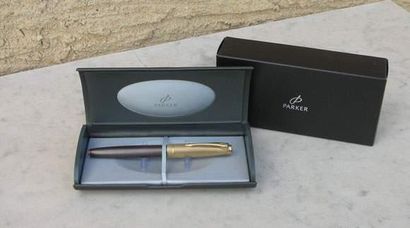 Stylo à plume or de marque Parker, plaqué...
