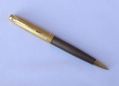 Stylo à bille de marque Parker, capuchon...