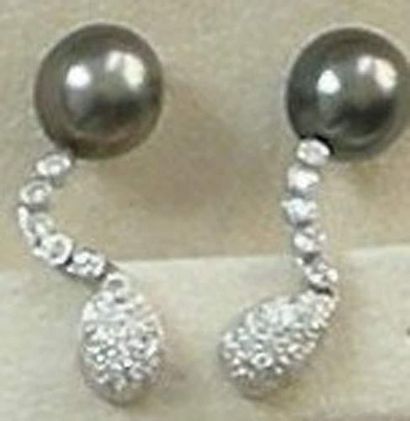 Paire de boucle d'oreilles en perles grises...