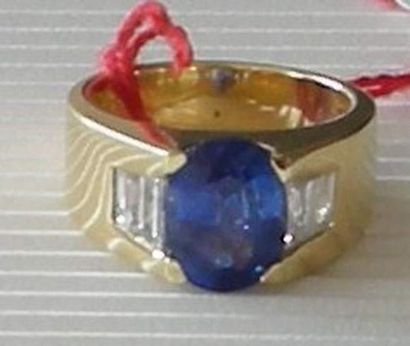 Très belle bague avec un saphir de Ceylan...