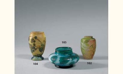 DAUM. Petit vase en verre doublé gravé à...