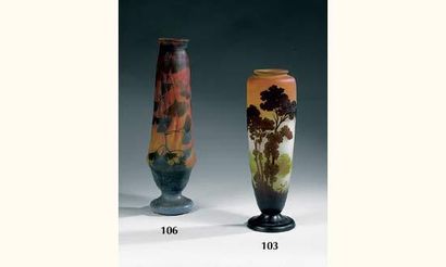 DAUM. Vase élancé légèrement tronconique...