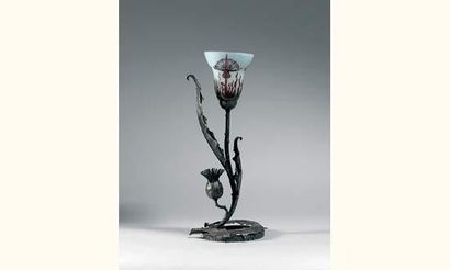 Le Verre Français. Lampe en fer forgé en...