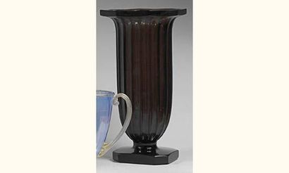 DAUM. Haut vase cylindrique à cotes vénitiennes...