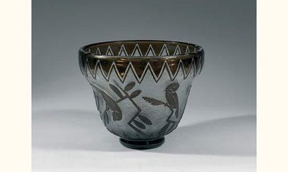 DAUM. Imposante coupe sur talon en verre...