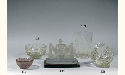 André THURET. Petite coupe en épais verre...