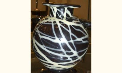Georges DUMOULIN. Vase boule sur pied à large...