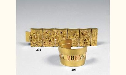 Line VAUTRIN. Manchette en métal doré gravée...