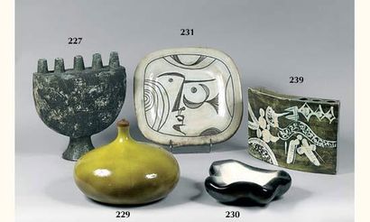 Jacques POUCHAIN. Plat rectangulaire en céramique...