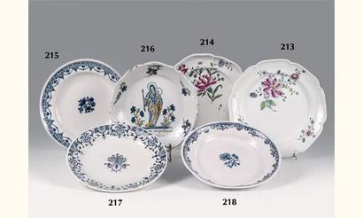 ROUEN : Assiette ronde à décor en camaïeu...
