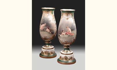 Importante paire de vases formant pendant...
